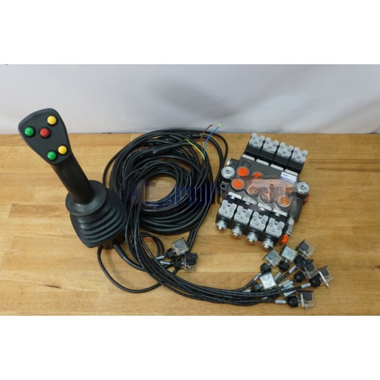 5 gombos joystick + 4 szekciós monoblock vezérlőtömb, 80 L/perc (13GPM) 12V