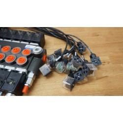7 gombos joystick + 4 szekciós monoblock vezérlőtömb, 50 L/perc (13GPM) 12V